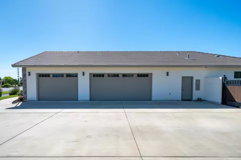 Exterior - 880 Santa Cruz Dr, Redding, CA 96003 photo 2 of 18