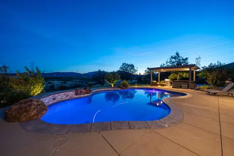 Exterior - 880 Santa Cruz Dr, Redding, CA 96003 photo 15 of 18