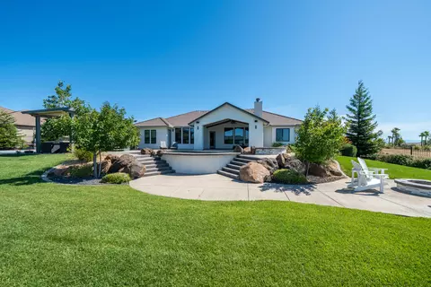 Exterior - 880 Santa Cruz Dr, Redding, CA 96003 photo 7 of 18