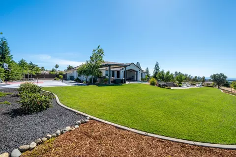 Exterior - 880 Santa Cruz Dr, Redding, CA 96003 photo 6 of 18