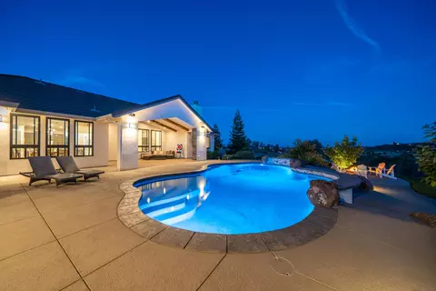 Exterior - 880 Santa Cruz Dr, Redding, CA 96003 photo 13 of 18