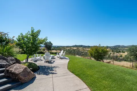 Exterior - 880 Santa Cruz Dr, Redding, CA 96003 photo 9 of 18