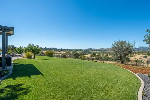 Exterior - 880 Santa Cruz Dr, Redding, CA 96003 photo 8 of 18