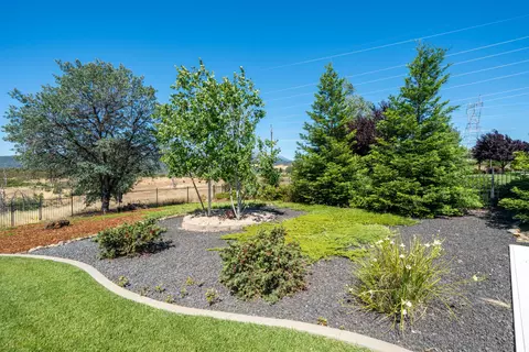 Exterior - 880 Santa Cruz Dr, Redding, CA 96003 photo 5 of 18