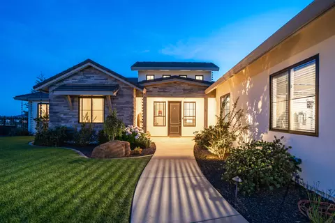 Exterior - 880 Santa Cruz Dr, Redding, CA 96003 photo 12 of 18