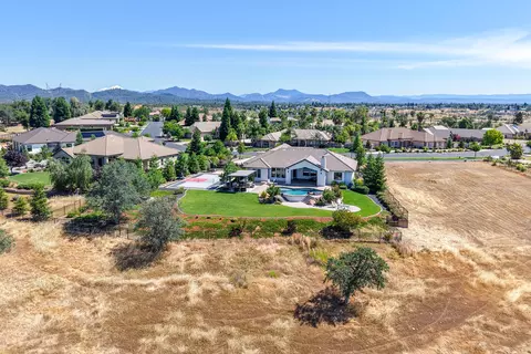 View/Area - 880 Santa Cruz Dr, Redding, CA 96003 photo 4 of 6