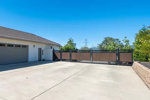 Exterior - 880 Santa Cruz Dr, Redding, CA 96003 photo 3 of 18