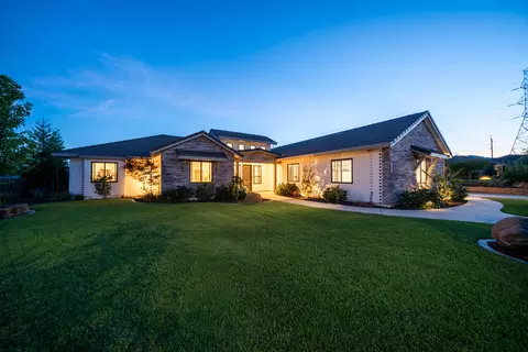 Exterior - 880 Santa Cruz Dr, Redding, CA 96003 photo 11 of 18