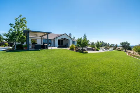 Exterior - 880 Santa Cruz Dr, Redding, CA 96003 photo 4 of 18