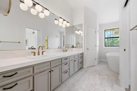 Bath - 3350 Mountain Oak Dr, Redding, CA 96001 photo 1 of 8