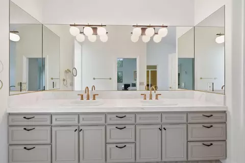 Bath - 3350 Mountain Oak Dr, Redding, CA 96001 photo 2 of 8