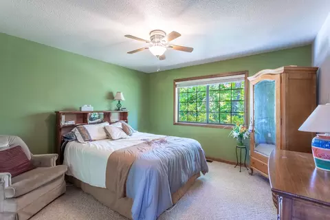 Bedroom - 16201 Plateau Cir, Redding, CA 96001 photo 3 of 4