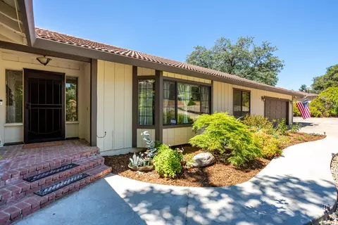 Exterior - 16201 Plateau Cir, Redding, CA 96001 photo 4 of 10