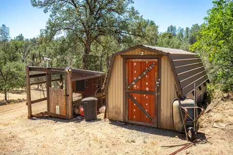 Exterior - 16201 Plateau Cir, Redding, CA 96001 photo 8 of 10