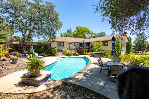 Exterior - 16201 Plateau Cir, Redding, CA 96001 photo 6 of 10