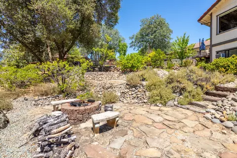 Exterior - 16201 Plateau Cir, Redding, CA 96001 photo 7 of 10