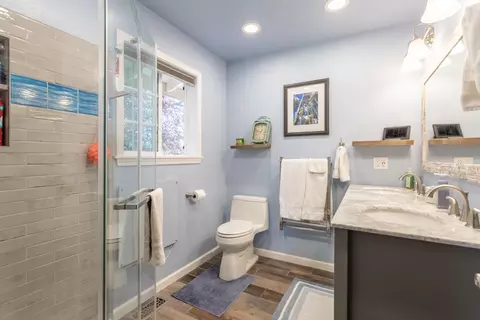 Bath - 16201 Plateau Cir, Redding, CA 96001 photo 1 of 4