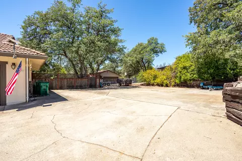 Exterior - 16201 Plateau Cir, Redding, CA 96001 photo 5 of 10