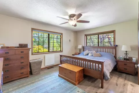 Bedroom - 16201 Plateau Cir, Redding, CA 96001 photo 1 of 4