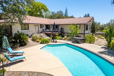 Exterior - 16201 Plateau Cir, Redding, CA 96001 photo 2 of 10