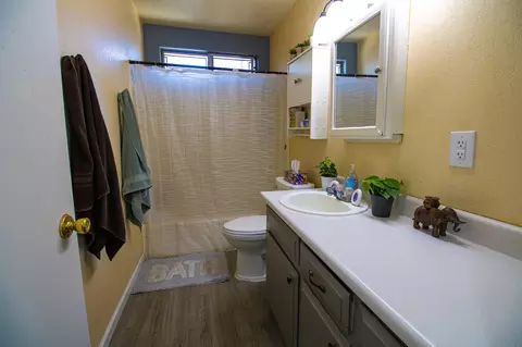 Bath - 3592 Capricorn Way, Redding, CA 96002 photo 1 of 2