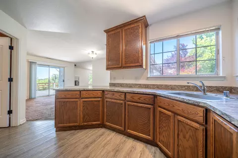 Kitchen - 665 Collyer Dr, Redding, CA 96003 photo 4 of 4