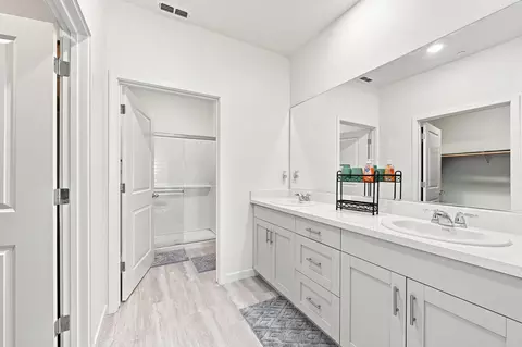 Bath - 3040 Renault Ct, Redding, CA 96002 photo 2 of 4