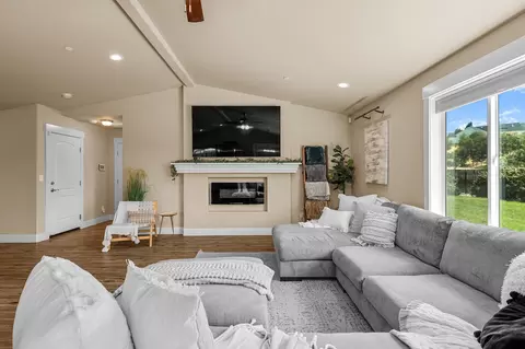Living - 1265 Yacht Ct, Redding, CA 96003 photo 5 of 6