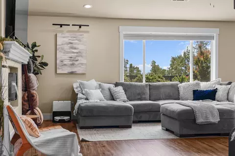 Living - 1265 Yacht Ct, Redding, CA 96003 photo 3 of 6