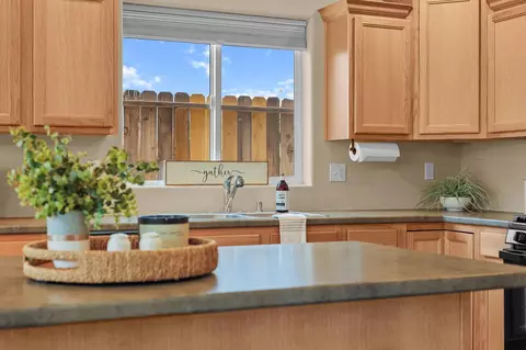 Kitchen - 1265 Yacht Ct, Redding, CA 96003 photo 6 of 9
