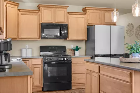 Kitchen - 1265 Yacht Ct, Redding, CA 96003 photo 8 of 9