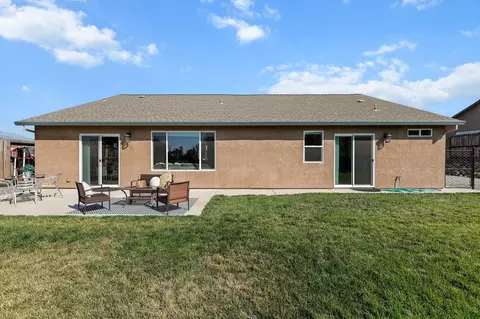 Exterior - 1265 Yacht Ct, Redding, CA 96003 photo 19 of 24
