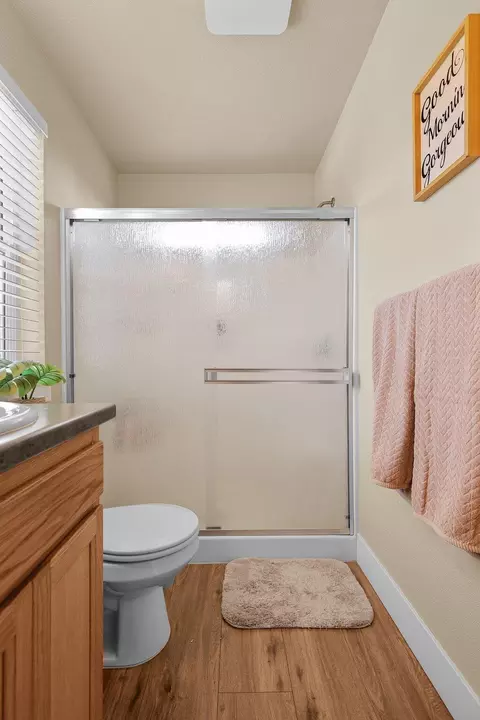 Bath - 1265 Yacht Ct, Redding, CA 96003 photo 3 of 4