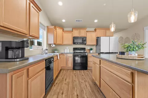 Kitchen - 1265 Yacht Ct, Redding, CA 96003 photo 3 of 9