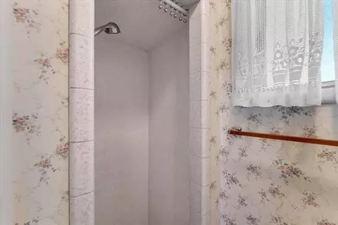 Bath - 330 Belle Mill Rd, Red Bluff, CA 96080 photo 2 of 4
