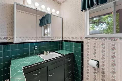 Bath - 330 Belle Mill Rd, Red Bluff, CA 96080 photo 4 of 4