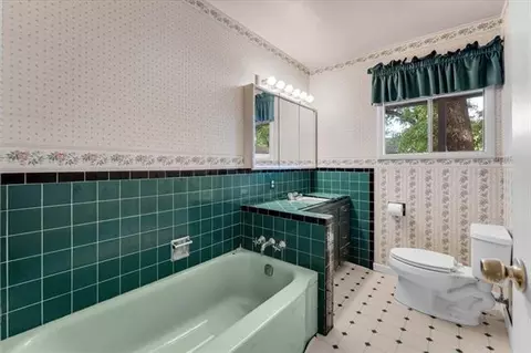 Bath - 330 Belle Mill Rd, Red Bluff, CA 96080 photo 3 of 4