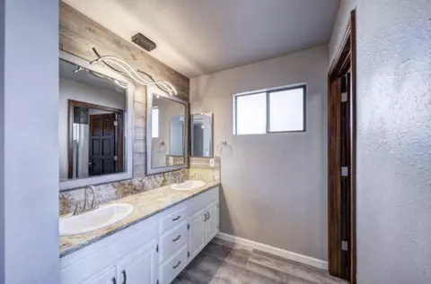 Bath - 3701 Cal Ore Dr, Redding, CA 96001 photo 2 of 3