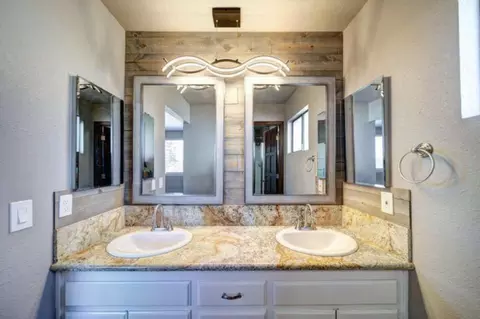 Bath - 3701 Cal Ore Dr, Redding, CA 96001 photo 3 of 3