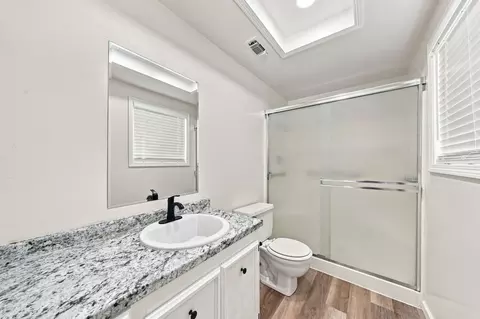 Bath - 1134 Ruthie Ln, Redding, CA 96002 photo 1 of 2
