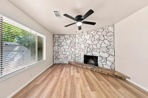 Living - 1134 Ruthie Ln, Redding, CA 96002 photo 3 of 4
