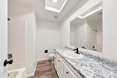 Bath - 1134 Ruthie Ln, Redding, CA 96002 photo 2 of 2