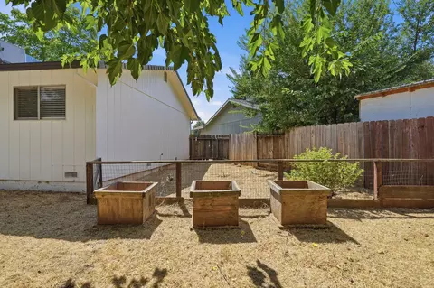 Exterior - 1134 Ruthie Ln, Redding, CA 96002 photo 6 of 10