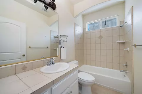 Bath - 2002 Cilantro Dr, Redding, CA 96003 photo 4 of 4