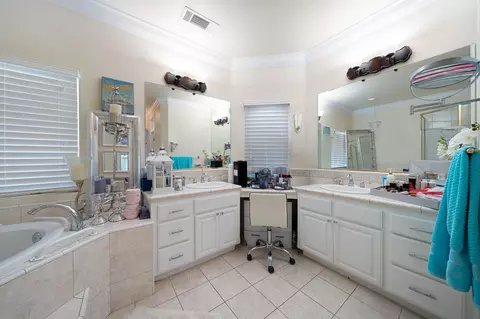 Bath - 2002 Cilantro Dr, Redding, CA 96003 photo 1 of 4