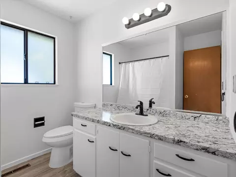 Bath - 22370 Lariat Ln, Red Bluff, CA 96080 photo 1 of 5