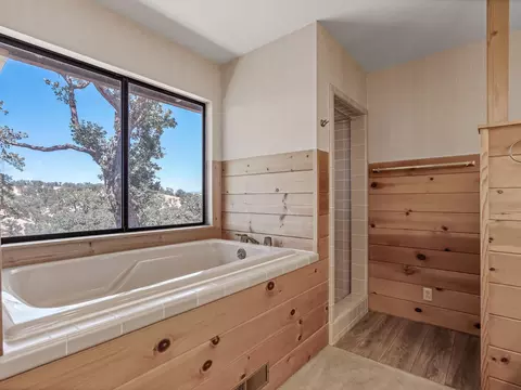 Bath - 22370 Lariat Ln, Red Bluff, CA 96080 photo 4 of 5