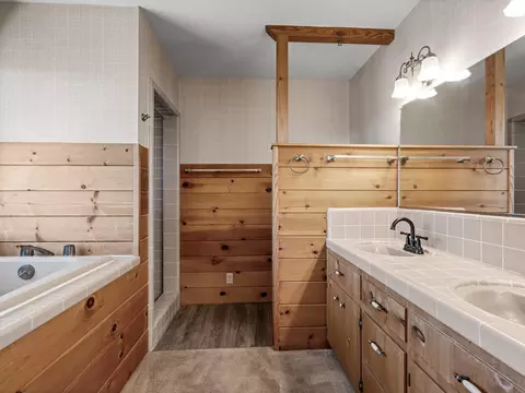 Bath - 22370 Lariat Ln, Red Bluff, CA 96080 photo 3 of 5
