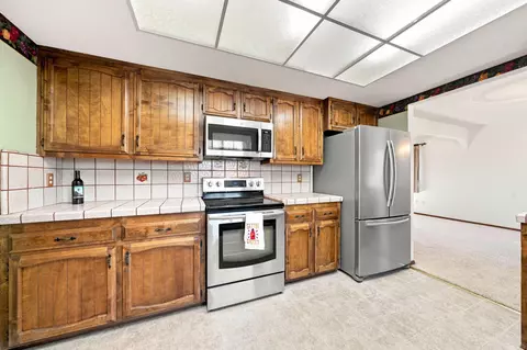Kitchen - 318 Woodhill Dr, Redding, CA 96003 photo 4 of 5