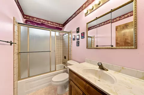 Bath - 318 Woodhill Dr, Redding, CA 96003 photo 3 of 4